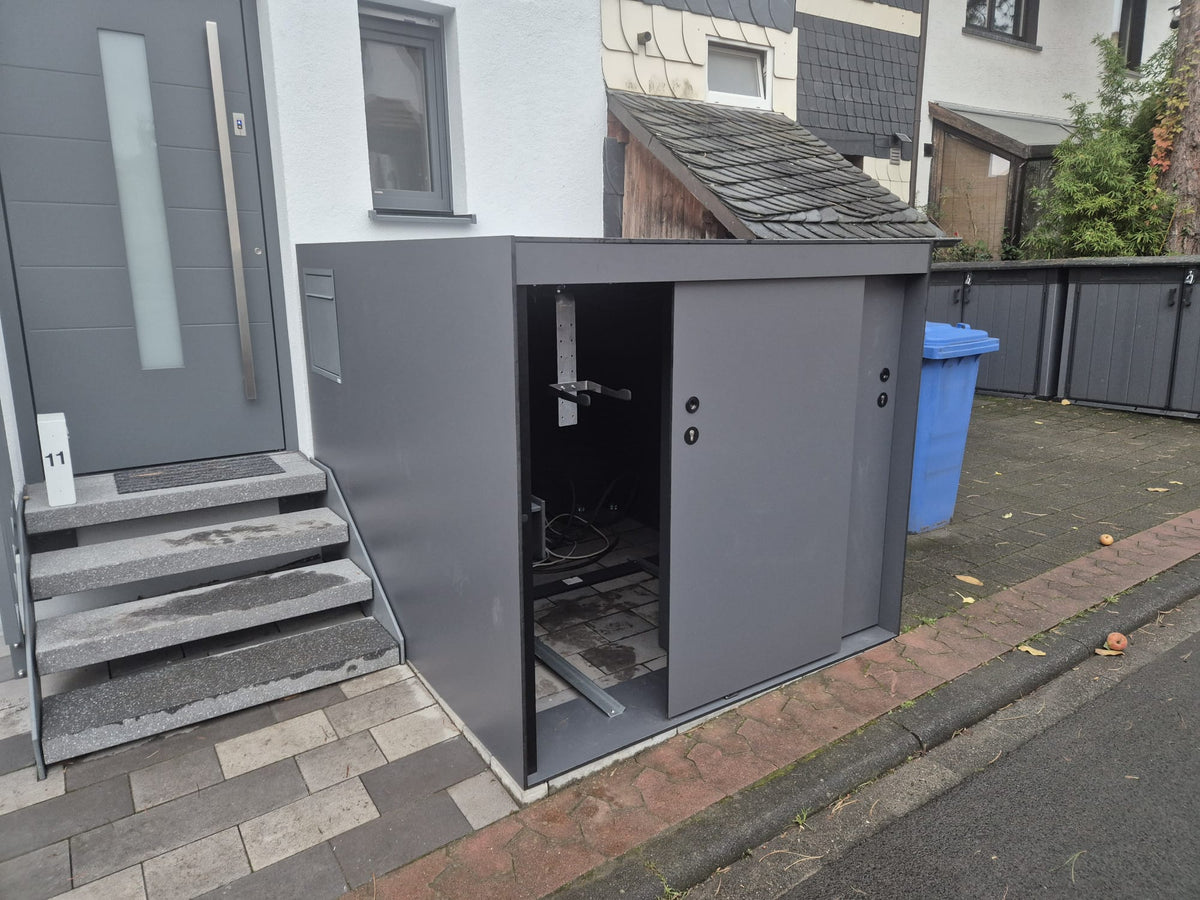 Moderne Bikebox Fahrradgarage aus HPL in Anthrazit für Fahrräder im Vorgarten